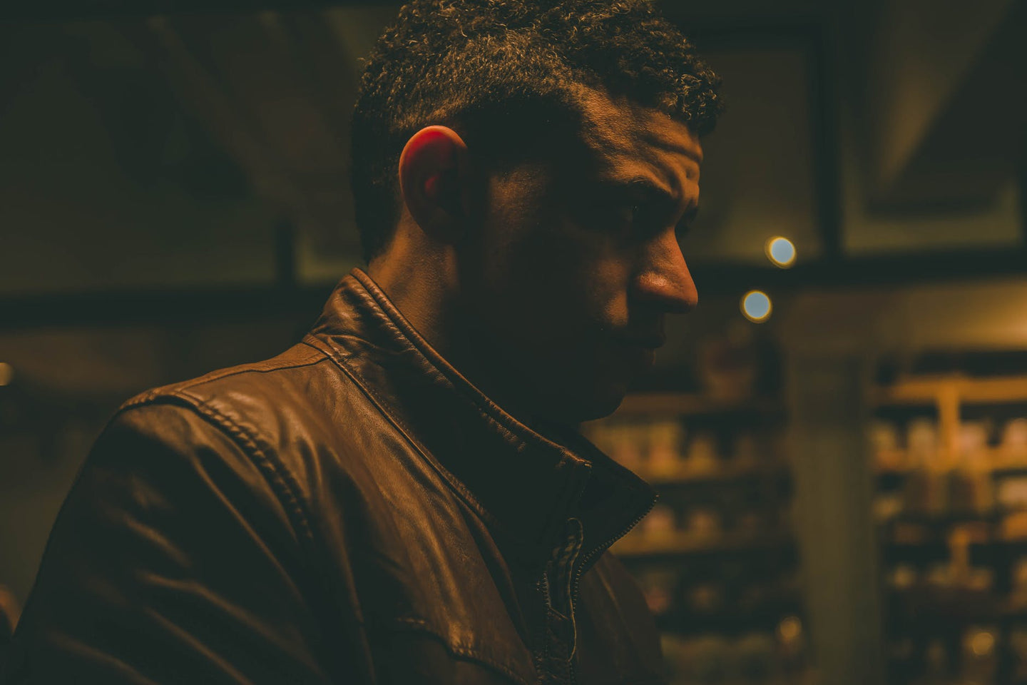 10 Tips on Wearing a Leather Jacket With Jeans