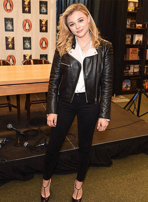 chloe grace moretz blue leather dress Chlo Grace Moretz und Kate Harrison haben geheiratet! Seit 2018 sind sie zusammen, Anfang 2025 folgte die Verlobung. Wir durften das Paar exklusiv zur letzten Anprobe der Brautkleider begleiten jetzt auf