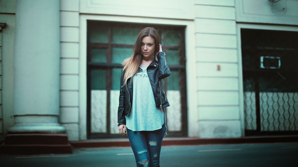 8 Tips for Wearing a Cropped Leather Jacket